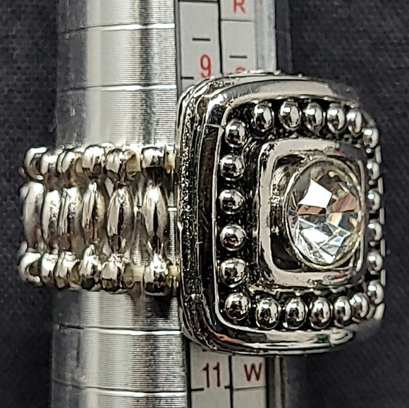 SILVER TONE METAL WITH A LARGE CLEAR RHINESTONE STRETCH RING (COSTUME JEWELRY) - Picture 6 of 9